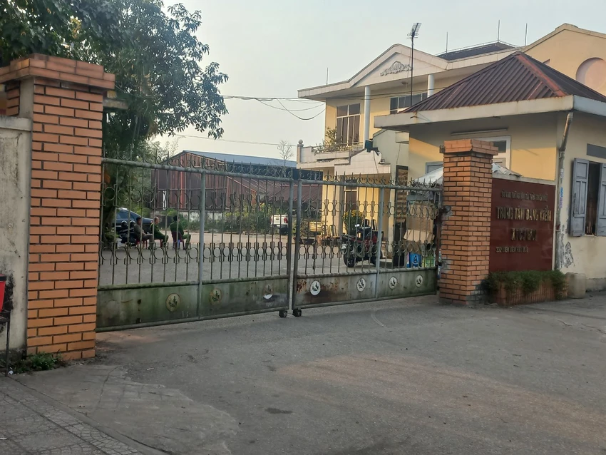 Cổng trung tâm đăng kiểm được đóng. Cổng trung tâm đăng kiểm được đóng.