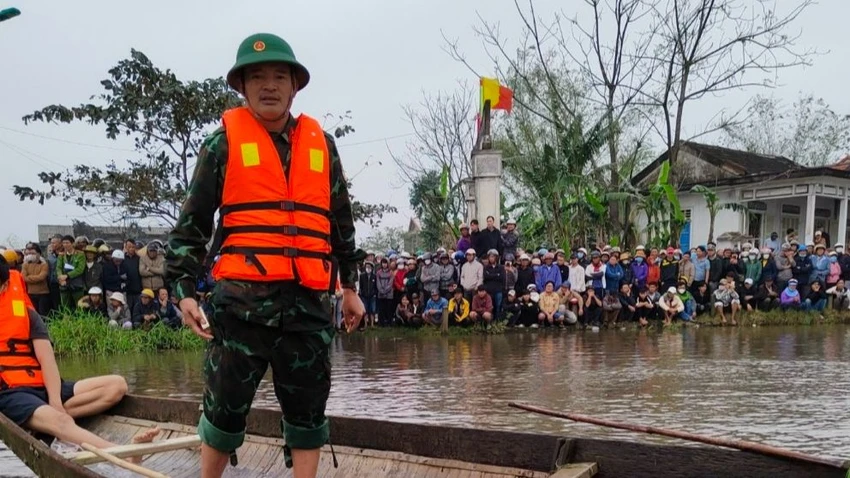 Lực lượng chức năng tổ chức tìm kiếm người bị nước cuốn mất tích. Lực lượng chức năng tổ chức tìm kiếm người bị nước cuốn mất tích.