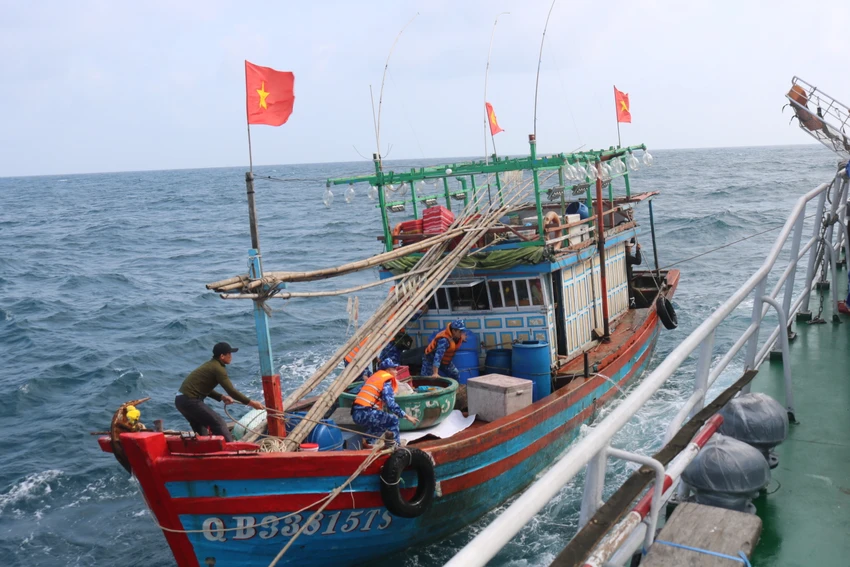 Tàu CSB đã tiếp cận được tàu cá có ngư dân gặp nạn để ứng cứu. Tàu CSB đã tiếp cận được tàu cá có ngư dân gặp nạn để ứng cứu.