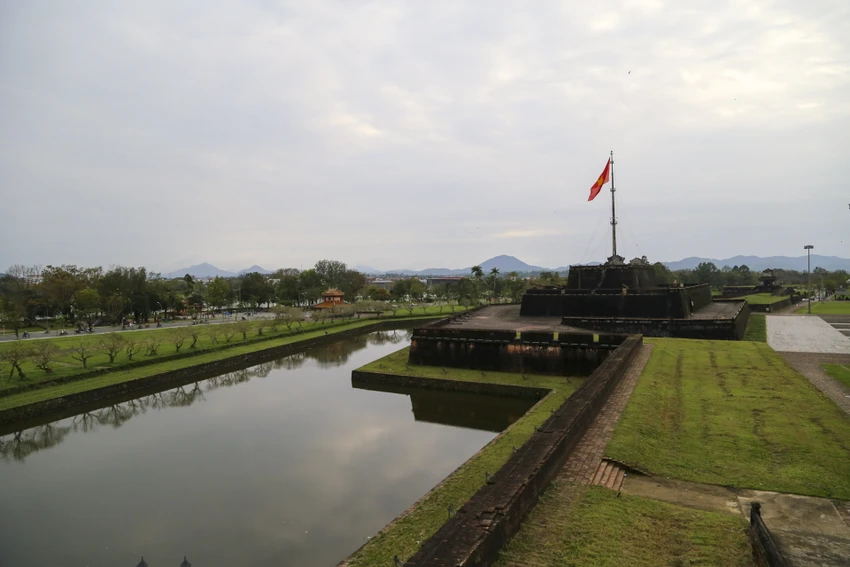 Con đường đi bộ trên tường thành, từ eo bầu Nam Xương (phía trong cửa Thể Nhơn) sang eo bầu Nam Thắng (phía trong cửa Quảng Đức), ngang qua cột cờ Phu Văn Lâu đã được Trung tâm bảo tồn di tích Cố đô Huế chỉnh trang, nối thông trước dịp Tết Nguyên đán Quý Mão. Con đường đi bộ trên tường thành, từ eo bầu Nam Xương (phía trong cửa Thể Nhơn) sang eo bầu Nam Thắng (phía trong cửa Quảng Đức), ngang qua cột cờ Phu Văn Lâu đã được Trung tâm bảo tồn di tích Cố đô Huế chỉnh trang, nối thông trước dịp Tết Nguyên đán Quý Mão.