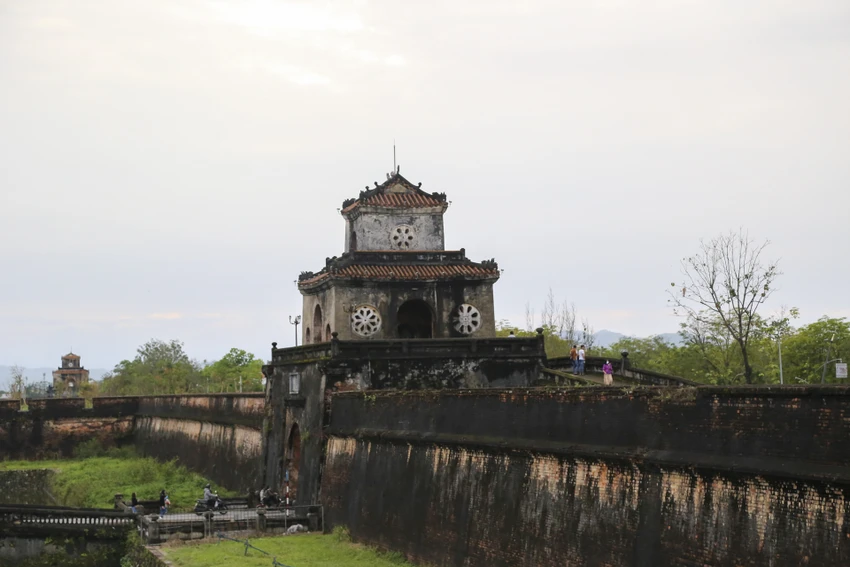 Việc đi bộ trên tường thành, du khách có những góc nhìn mới mẻ về di tích, đường phố Huế. Việc đi bộ trên tường thành, du khách có những góc nhìn mới mẻ về di tích, đường phố Huế.