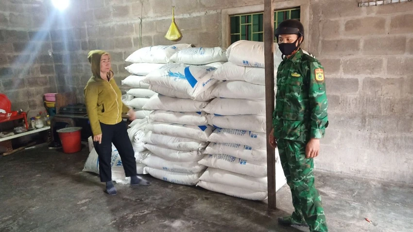 BĐBP Quảng Trị bắt giữ ba vụ vận chuyển, tàng trữ đường nhập lậu. Ảnh: M.HÙNG BĐBP Quảng Trị bắt giữ ba vụ vận chuyển, tàng trữ đường nhập lậu. Ảnh: M.HÙNG