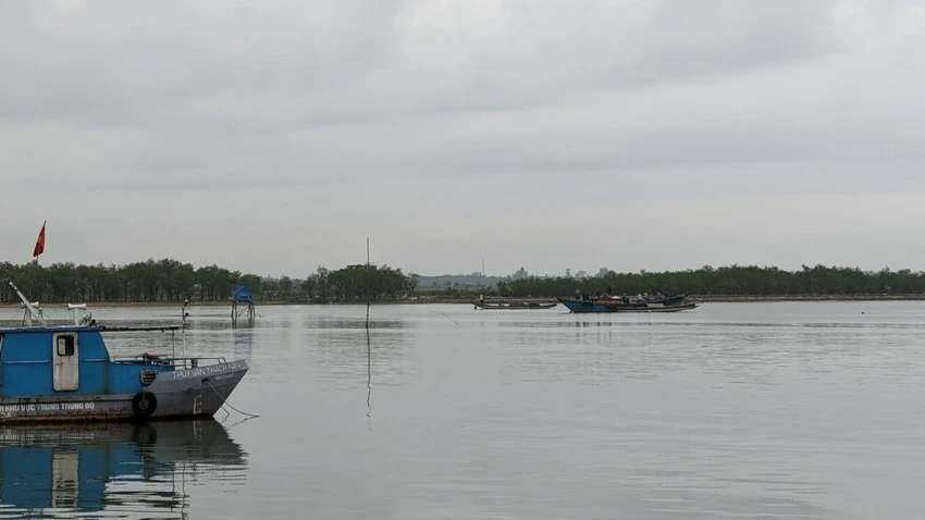 Lực lượng chức năng và người dân tìm kiếm người mất tích. Ảnh: NGUYỄN DO Lực lượng chức năng và người dân tìm kiếm người mất tích. Ảnh: NGUYỄN DO