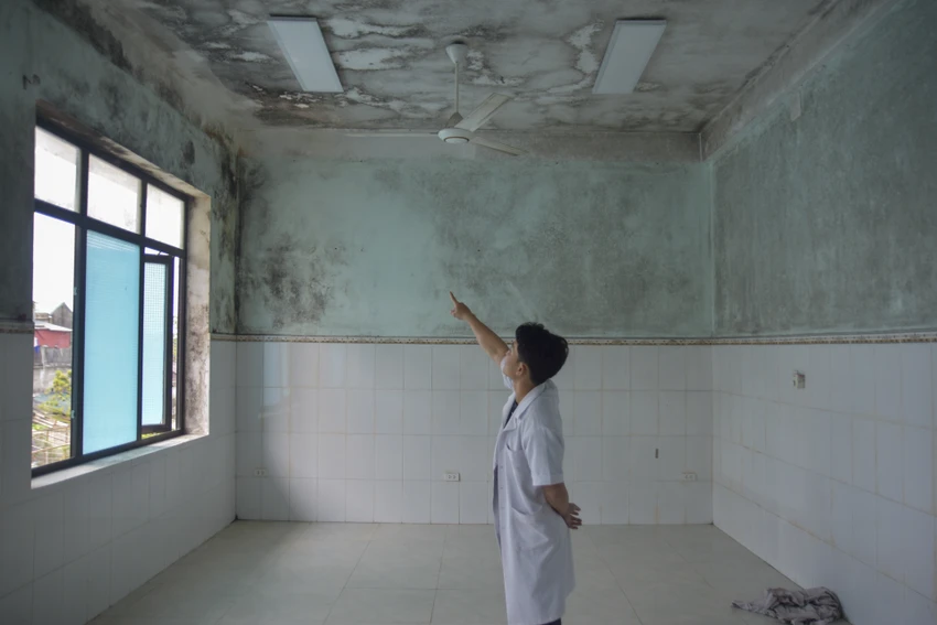 Căn phòng bị thấm dột không thể sử dụng được. Ảnh: NGUYỄN DO