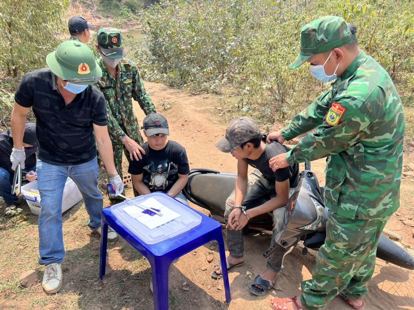 Hai thanh niên bị bắt giữ. Ảnh: PV Bộ đội Biên phòng (BĐBP) tỉnh Quảng Trị vừa bắt giữ hai đối tượng để làm rõ hành vi vận chuyển, tàng trữ ma tuý trái phép