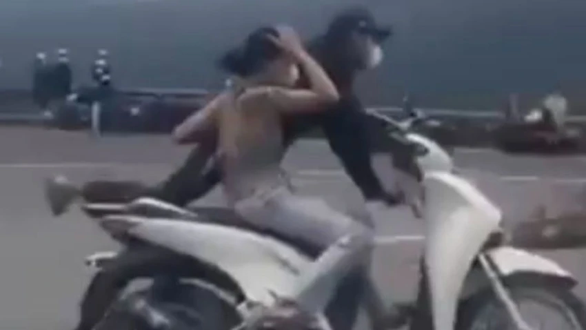 Đôi nam nữ "làm xiếc" trên xe SH. Ảnh: Cắt từ clip ôi nam nữ điều khiển xe SH "làm xiếc" trên đèo Hải Vân