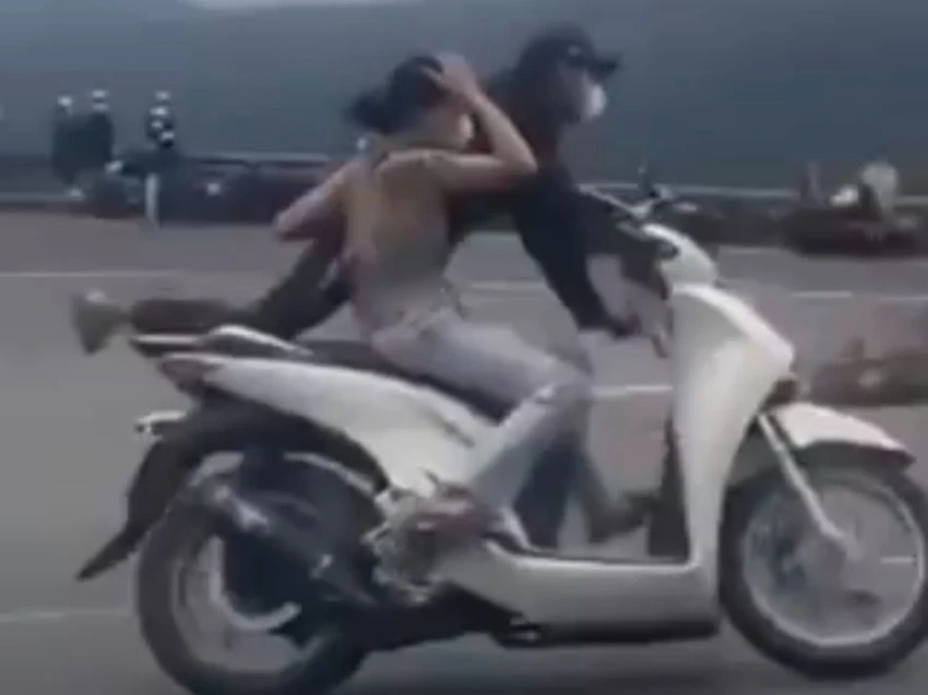 Đôi nam nữ điều khiển xe SH ở đèo Hải Vân. Ảnh cắt từ clip Đôi nam nữ điều khiển xe SH ở đèo Hải Vân. Ảnh cắt từ clip