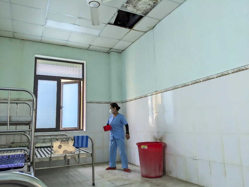Nước chảy vào phòng, các nhân viên của bệnh viện phải sử dụng xô để hứng. Ảnh: NGUYỄN DO Nước chảy vào phòng, các nhân viên của bệnh viện phải sử dụng xô để hứng. Ảnh: NGUYỄN DO