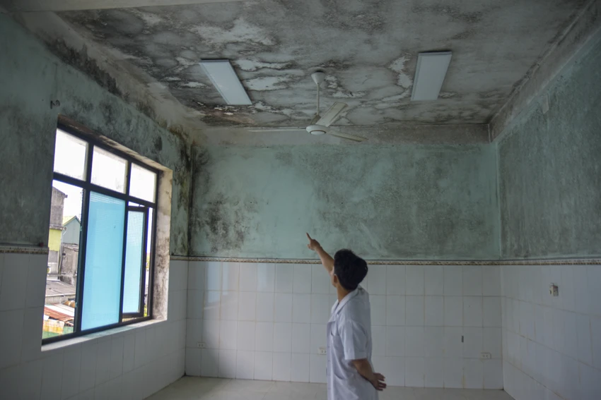 Nhiều phòng không thể sử dụng vì thấm dột. Ảnh: NGUYỄN DO Nhiều phòng không thể sử dụng vì thấm dột. Ảnh: NGUYỄN DO