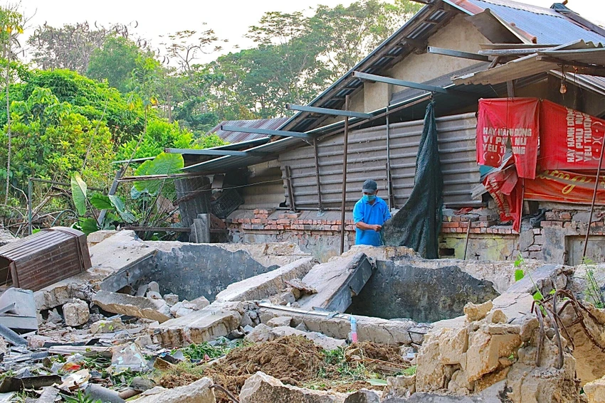 Việc tháo dỡ nhằm đảm bảo an toàn cho người dân sống xung quanh và trả lại cảnh quan cho di tích. Ảnh: V.LUÂN Việc tháo dỡ nhằm đảm bảo an toàn cho người dân sống xung quanh và trả lại cảnh quan cho di tích. Ảnh: V.LUÂN