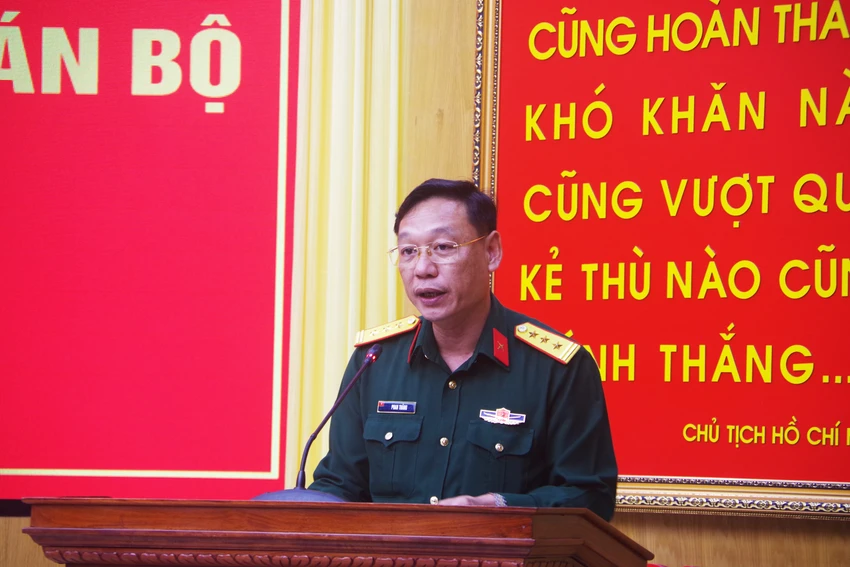 Thượng tá Phan Thắng phát biểu tại hội nghị. Thượng tá Phan Thắng phát biểu tại hội nghị.