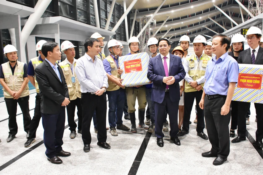 Thủ tướng Phạm Minh Chính kiểm tra tiến độ dự án xây dựng nhà ga hành khách T2 của Cảng hàng không quốc tế Phú Bài. Thủ tướng Phạm Minh Chính kiểm tra tiến độ dự án xây dựng nhà ga hành khách T2 của Cảng hàng không quốc tế Phú Bài.