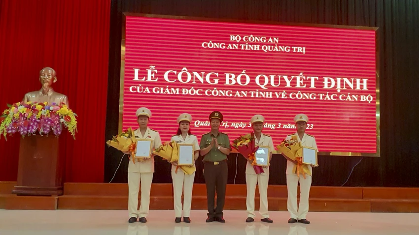 Lãnh đạo Công an tỉnh Quảng Trị trao quyết định của Giám đốc Công an tỉnh về Công tác cán bộ. Ảnh: CA Lãnh đạo Công an tỉnh Quảng Trị trao quyết định của Giám đốc Công an tỉnh về Công tác cán bộ