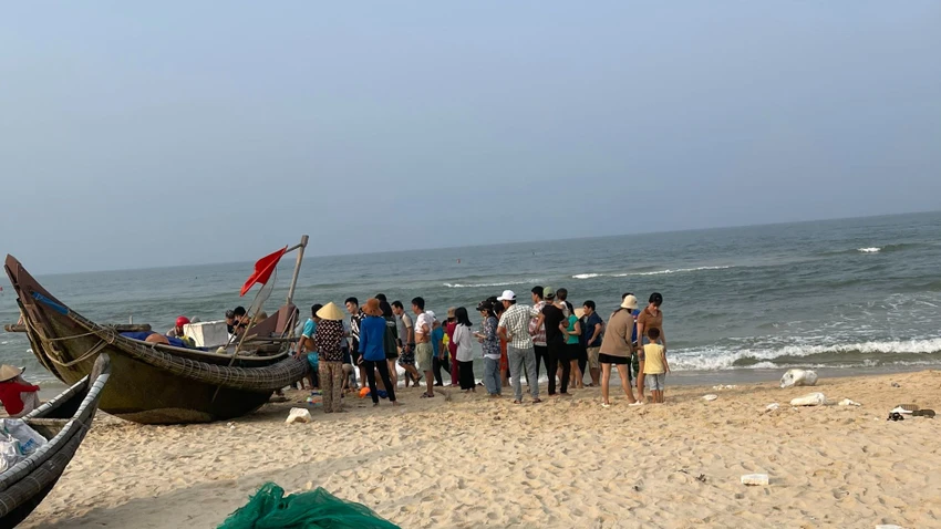 Người dân ứng cứu, đưa người gặp nạn vào bờ. Ảnh: NV Người dân ứng cứu, đưa người gặp nạn vào bờ. Ảnh: NV