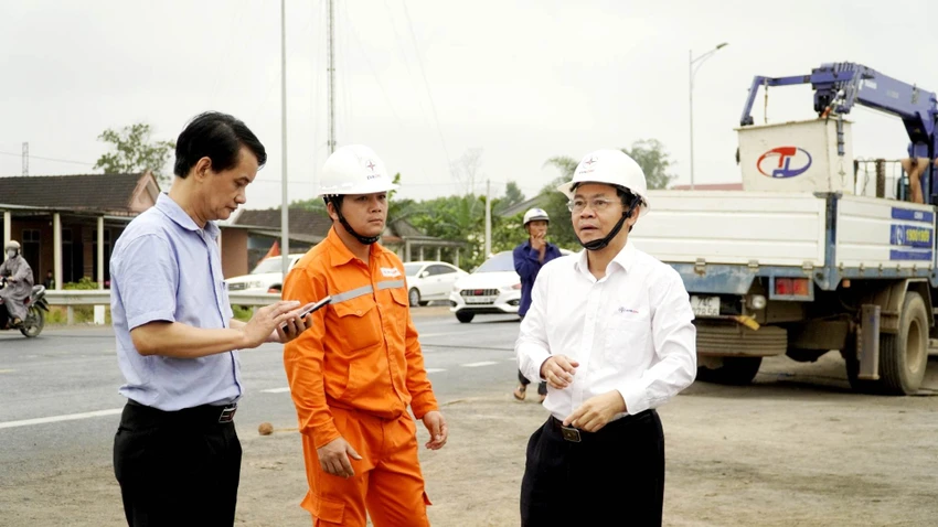 Công ty Điện lực Quảng Trị có mặt để triển khai khắc phục sự cố. Công ty Điện lực Quảng Trị có mặt để triển khai khắc phục sự cố.