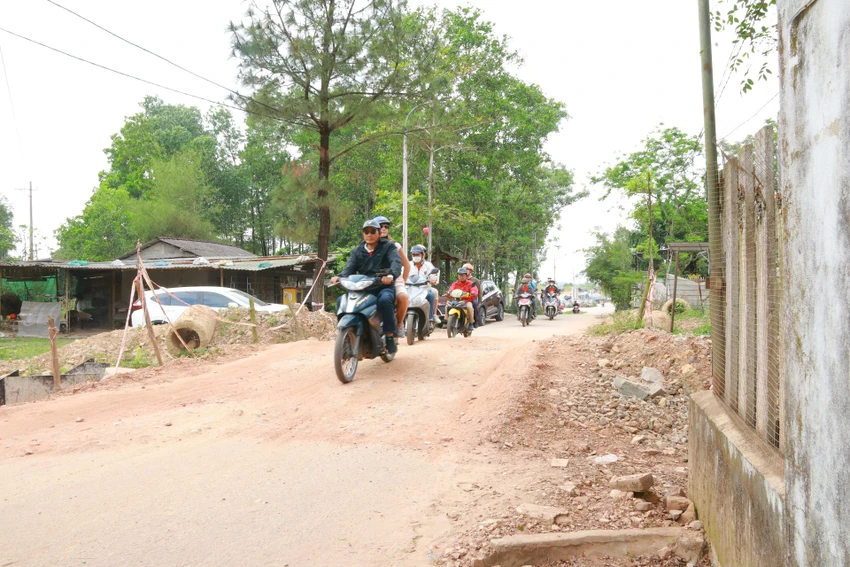 Chủ đầu tư đã nhiều lần nhắc nhở các nhà thầu thi công dự án nhưng tiến độ thi công vẫn chậm, ảnh hưởng đến cuộc sống người dân. Ảnh: V.LUÂN Chủ đầu tư đã nhiều lần nhắc nhở các nhà thầu thi công dự án nhưng tiến độ thi công vẫn chậm, ảnh hưởng đến cuộc sống người dân. Ảnh: V.LUÂN