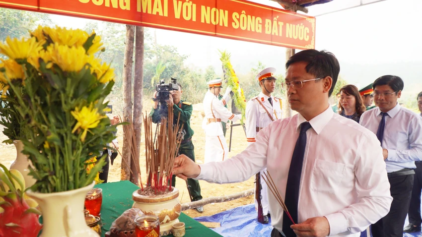 Ông Nguyễn Thanh Bình, PCT UBND tỉnh Thừa Thiên Huế dâng hương tại tiểu khu 67. Ông Nguyễn Thanh Bình, PCT UBND tỉnh Thừa Thiên Huế dâng hương tại tiểu khu 67.