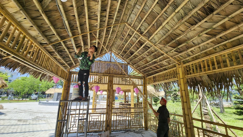 Đồng thời, tăng cường quan hệ liên doanh, liên kết, hợp tác đầu tư trên mọi lĩnh vực. Đặc biệt, thúc đẩy tăng trưởng kinh tế xã hội, gắn các sản phẩm nghề truyền thống với du lịch, với thị trường tiêu thụ trong nước và quốc tế.