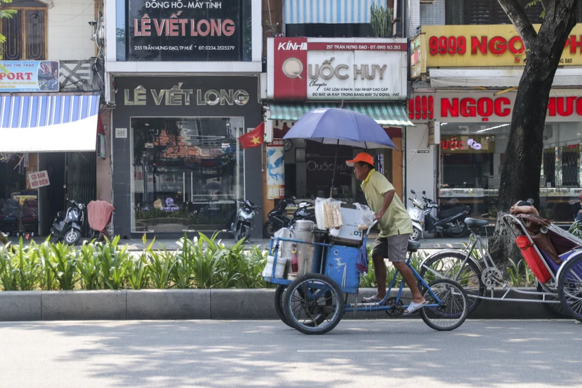 Người dân mưu sinh trong nắng nóng. Ảnh: VĂN LUÂN Người dân mưu sinh trong nắng nóng. Ảnh: VĂN LUÂN