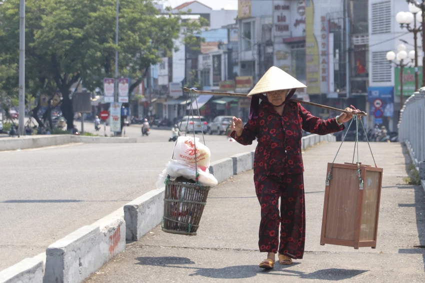 Những quang gánh mưu sinh giữa trời hè. Ảnh: VĂN LUÂN Những quang gánh mưu sinh giữa trời hè. Ảnh: VĂN LUÂN