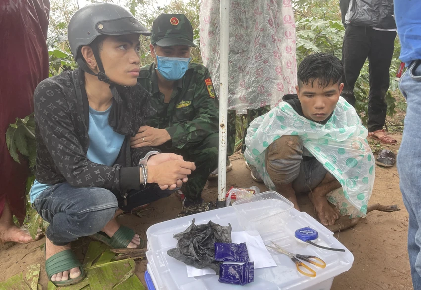 Hồ Văn Long và Hồ Văn Thơ bị bắt khi đang tàng trữ 400 viên ma túy. Ảnh: M.HÙNG Hồ Văn Long và Hồ Văn Thơ bị bắt khi đang tàng trữ 400 viên ma túy. Ảnh: M.HÙNG