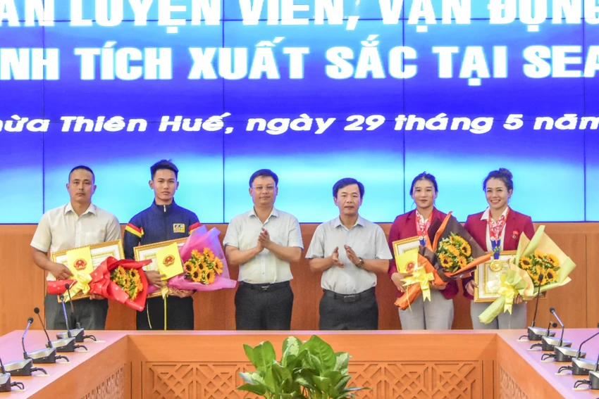 3 VĐV và 1 HLV được khen thưởng. Ảnh: NM 3 VĐV và 1 HLV được khen thưởng. Ảnh: NM