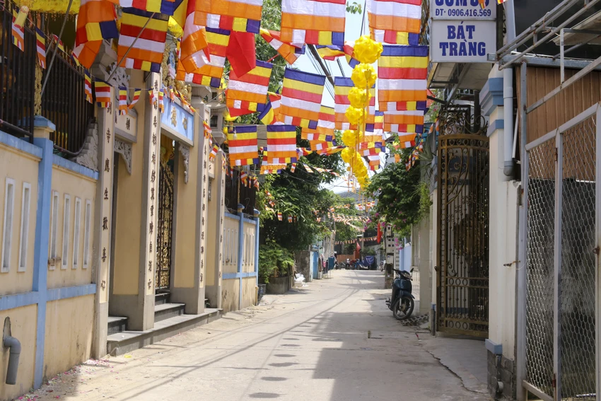 Trong tuần lễ Phật đản PL.2567-DL.2023 còn diễn ra nhiều hoạt động tại các địa điểm Nghinh Lương Đình, Liễu Quán, Quốc tự Diệu Đế, Tổ đình Từ Đàm... với các chương trình chính như: Triển lãm văn hóa Phật giáo, buffet ẩm thực chay, diễu hành xe hoa, lễ Mộc dục, lễ rước Phật…