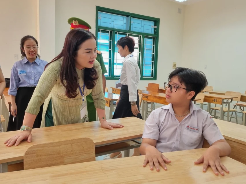 Bà Lê Thị Hương, Giám đốc sở GD&ĐT tỉnh Quảng Trị đã động viên Bà Lê Thị Hương, Giám đốc sở GD&ĐT tỉnh Quảng Trị đã động viên