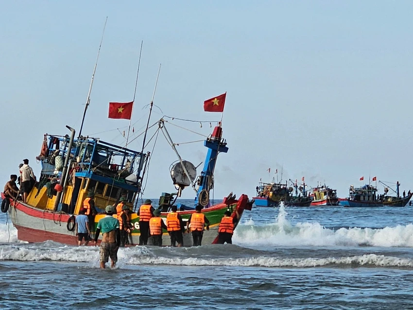 Lực lượng chức năng cùng người dân cứu hộ tàu cá gặp hư hỏng khi đánh bắt thủy sản.