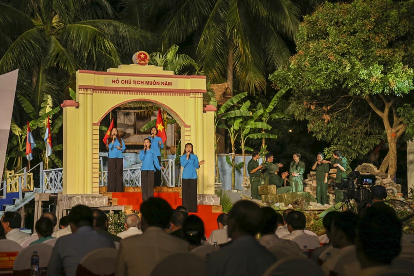 Chương trình nghệ thuật kỷ niệm 50 năm ngày ra mắt Trụ sở Chính phủ cách mạng lâm thời Cộng hòa miền Nam Việt Nam tại huyện Cam Lộ. Chương trình nghệ thuật kỷ niệm 50 năm ngày ra mắt Trụ sở Chính phủ cách mạng lâm thời Cộng hòa miền Nam Việt Nam tại huyện Cam Lộ.
