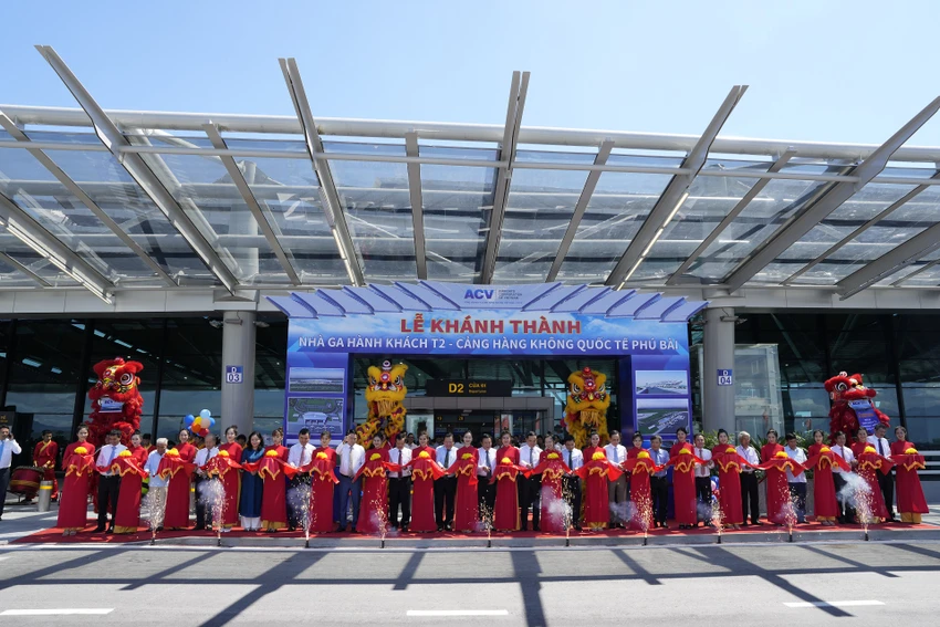 Các đại biểu cắt bằng khánh thành nhà ga T2 - Cảng HKQT Phú Bài. Các đại biểu cắt bằng khánh thành nhà ga T2 - Cảng HKQT Phú Bài.