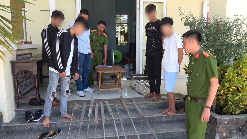 Lực lượng chức năng thu giữ nhiều dao, kiếm tự chế.
