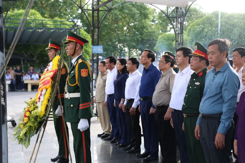 Thủ tướng Phạm Minh Chính cùng đoàn công tác đến dâng hương tại Nghĩa trang đường 9. Ảnh: ĐĂNG ĐỨC Thủ tướng Phạm Minh Chính cùng đoàn công tác đến dâng hương tại Nghĩa trang đường 9. Ảnh: ĐĂNG ĐỨC