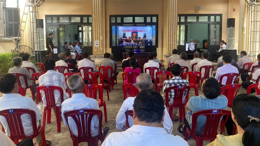 TAND tỉnh Thừa Thiên Huế bố trí thêm ghế bên ngoài hội trường để những người liên quan và người dân theo dõi.