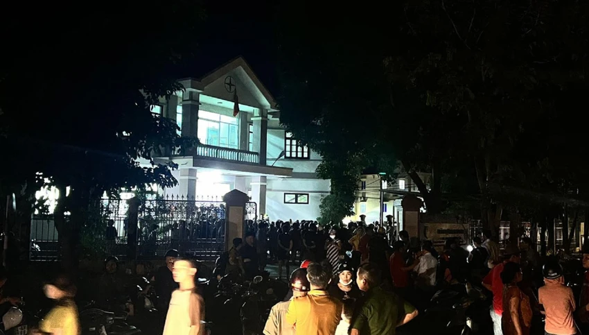 Người dân tập trung tại Đội quản lý Điện Lao Bảo để phản ánh sự việc. Ảnh: BT Người dân tập trung tại Đội quản lý Điện Lao Bảo để phản ánh sự việc. Ảnh: BT