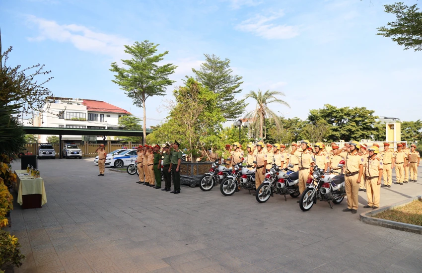 Phòng CSGT Công an tỉnh Thừa Thiên Huế ra quân tổng kiểm soát xe khách và xe container. Ảnh: V.ANH