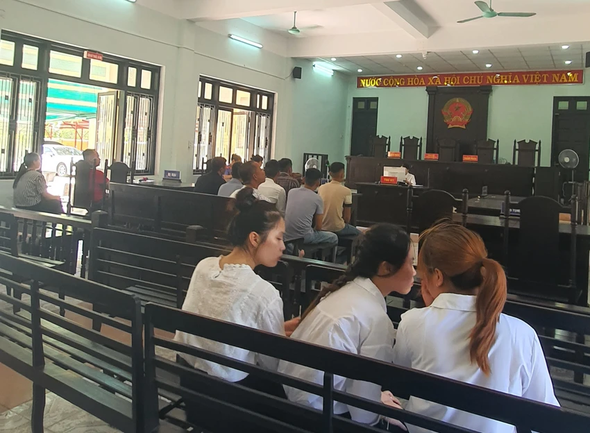 Phiên tòa bị hoãn vì bị hại bỏ về. Ảnh: LK Phiên tòa bị hoãn vì bị hại bỏ về. Ảnh: LK
