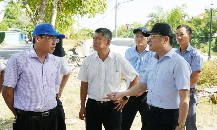 Ông Hoàng Hải Minh (đội nón, bên phải) kiểm tra Dự án Chương trình Phát triển các đô thị loại II - tiểu dự án Thừa Thiên Huế. Ảnh: N.MINH