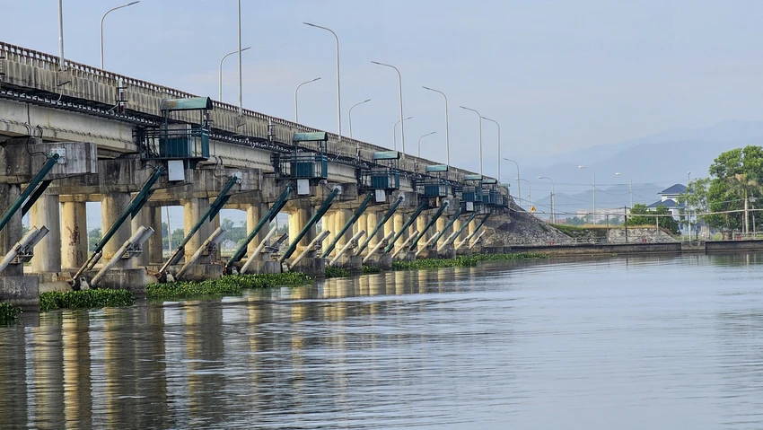Đập ngăn mặn này ngoài vai trò ngăn mặn, giữ ngọt thì còn phối hợp với các hồ thủy lợi để thực hiện việc điều tiết, đảm bảo cung cấp nước cho nông nghiệp ở những địa bàn ảnh hưởng. Đập ngăn mặn này ngoài vai trò ngăn mặn, giữ ngọt thì còn phối hợp với các hồ thủy lợi để thực hiện việc điều tiết, đảm bảo cung cấp nước cho nông nghiệp ở những địa bàn ảnh hưởng.