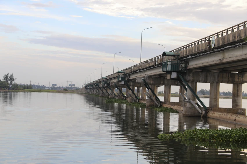 Theo đó, công trình thủy lợi này được khởi công xây dựng vào năm 2001, do Ban Quản lý dự án thủy lợi 408 (nay là Ban Quản lý đầu tư - xây dựng thủy lợi 5) làm chủ đầu tư. Theo đó, công trình thủy lợi này được khởi công xây dựng vào năm 2001, do Ban Quản lý dự án thủy lợi 408 (nay là Ban Quản lý đầu tư - xây dựng thủy lợi 5) làm chủ đầu tư.