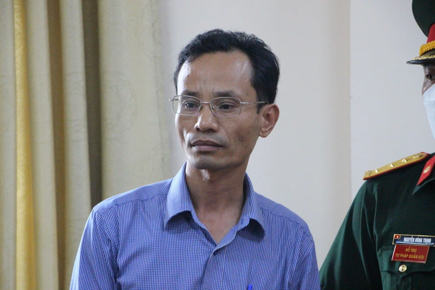 Đinh Viết Chung bị bắt giữ. Ảnh: L.TÂM Đinh Viết Chung bị bắt giữ. Ảnh: L.TÂM
