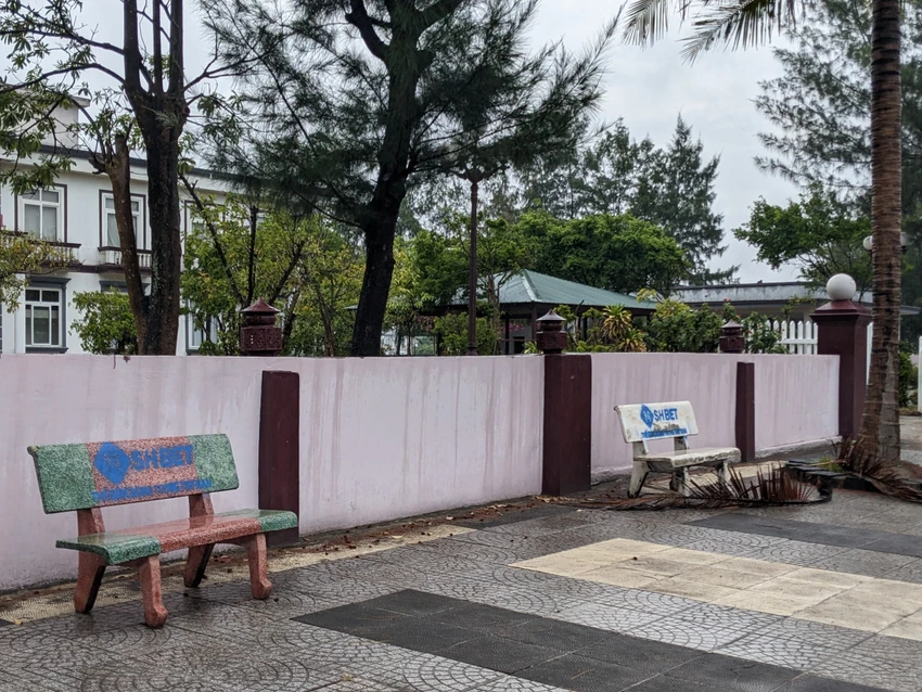 Ghế đá trước một khách sạn tại thị trấn Cửa Việt cũng bị sơn các nội dung cờ bạc. Ảnh: NGUYỄN DO Ghế đá trước một khách sạn tại thị trấn Cửa Việt cũng bị sơn các nội dung cờ bạc. Ảnh: NGUYỄN DO