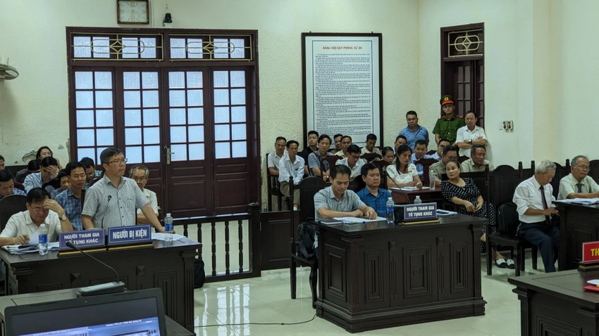 Nhiều người tham dự phiên tòa. Ảnh: NGUYỄN DO Nhiều người tham dự phiên tòa. Ảnh: NGUYỄN DO
