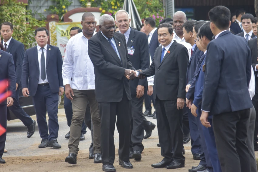 lanh-dao-cuba-den-quang-tri1.jpg
