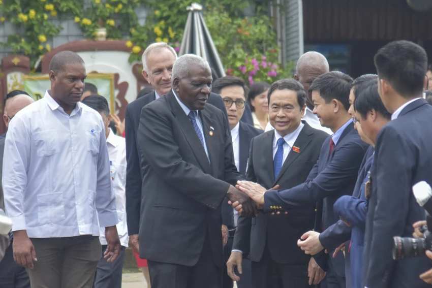 lanh-dao-cuba-den-quang-tri2.jpg