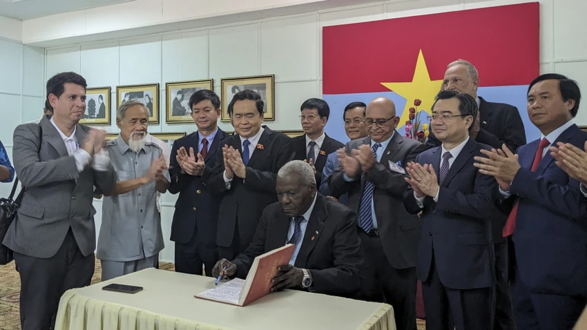 lanh-dao-cuba-den-quang-tri6.jpg