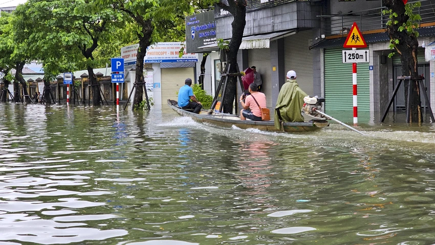 TP Huế: Ghe bị lật, mẹ tử vong, con gái mất tích