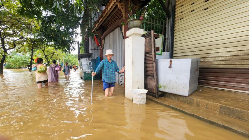 Một ngày hối hả dọn dẹp bùn đất sau lũ của người dân xứ Huế