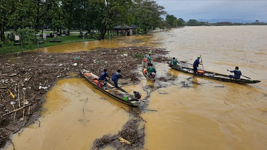 rac-thai-giua-song-huong.jpg
