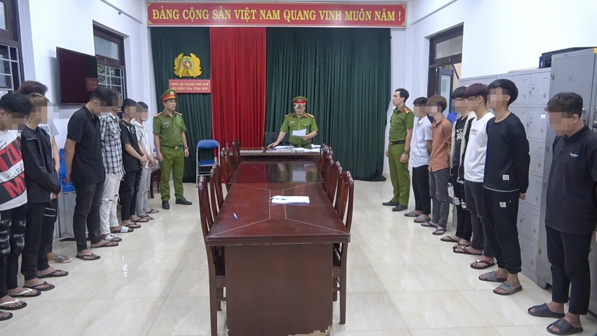 Nhóm thanh niên dùng rượt đuổi nhau trên đường phố
